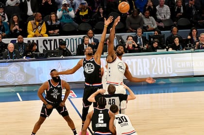 El salto inicial del All Star Game entre Kevin Durant y Joel Embiid