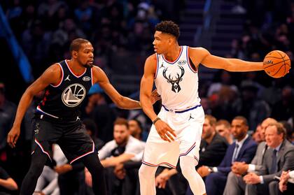Kevin Durant, el MVP del All Star Game, defiende a Giannis Antetokounmpo, goleador del partido