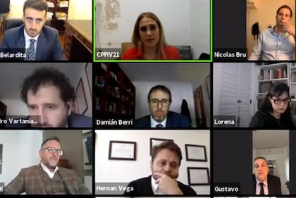 El debate se desarrolla por medio de la plataforma Zoom y se transmite por Youtube