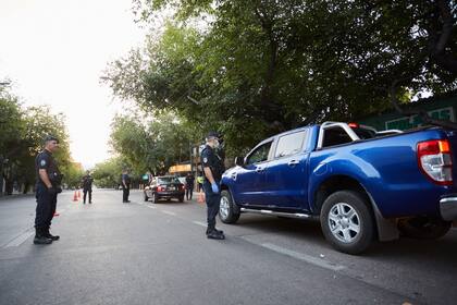 Comienzan a agudizarse los controles policiales en tierra cuyana para que se cumpla con el aislamiento obligatorio. Ya son más de 170 los detenidos en la provincia.