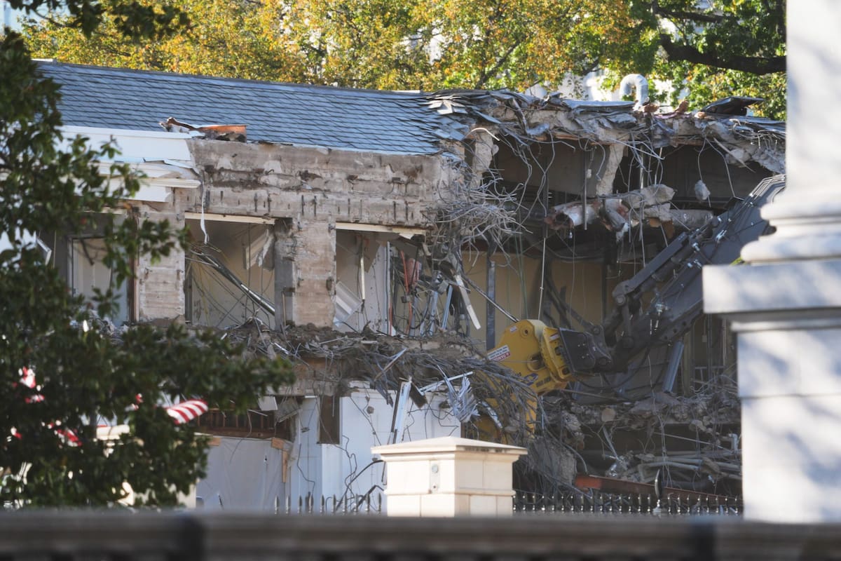 Comienzan los trabajos de demolición de una parte del Ala Este de la Casa Blanca, el lunes 20 de octubre de 2025, en Washington, antes de la construcción de un nuevo salón de baile