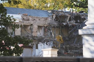 Comienzan los trabajos de demolición de una parte del Ala Este de la Casa Blanca, el lunes 20 de octubre de 2025, en Washington, antes de la construcción de un nuevo salón de baile