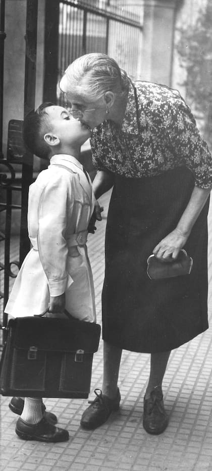 Comienzo de clases en 1962. El guardapolvo impecable, dispuesto a enfrentar un nuevo ciclo lectivo.