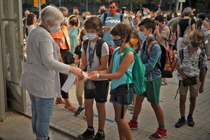 Miles de estudiantes volvieron a clase en España, en medio de otro brote