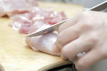 Comió pollo crudo y murió en plenas vacaciones