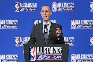 Comisionado de la NBA habla con gerentes sobre opciones contra 'tanking', dicen fuentes de AP