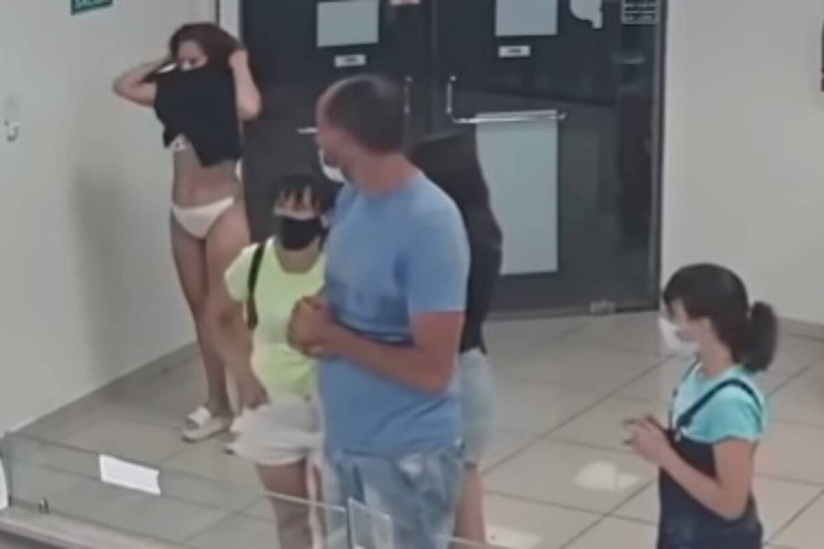 Como a modo de protesta porque no podía ingresar a una heladería sin barbijo, una mujer se sacó el vestido y lo utilizó como tapabocas.