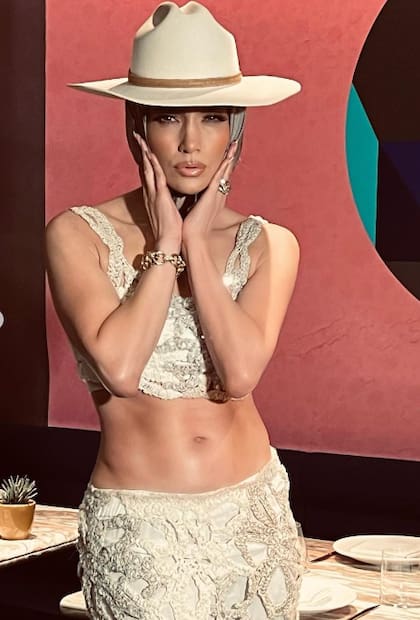 Como accesorios, Jennifer Lopez usó un brazalete brillante y un par de anillos