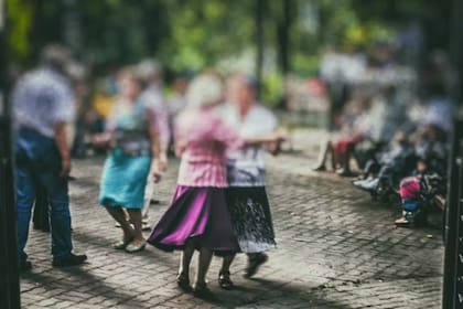 Como actividad complementaria, diversos estudios demuestran que el baile es otro recurso para mejorar de la calidad de vida de las personas mayores