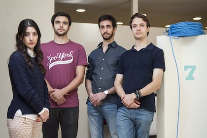 Como alumnos de Ingeniería Electrónica, inventaron un dispositivo para manipular objetos a distancia.
