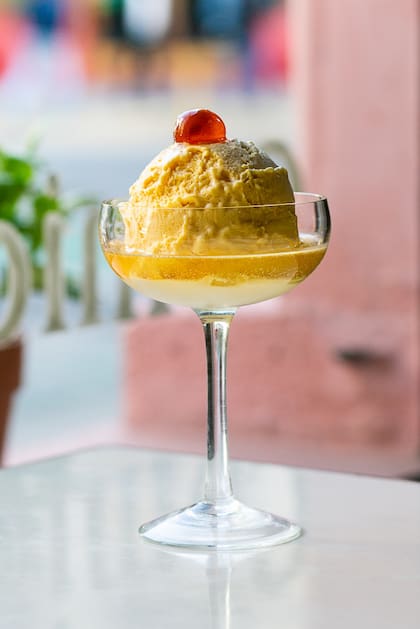 Como antes: así se elaboran los helados en El Preferido, con procesos artesanales que llevan mucho trabajo pero que la clientela agradece.