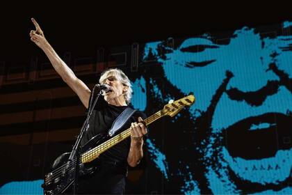 Como anticipo de lo que presentará en el Estadio Único en noviembre próximo, el músico británico montó en Barcelona el recital de estadio más ambiciosos desde la era The Wall; el presidente de EE.UU. ocupa el lugar de Thatcher como fetiche de sus obsesiones políticas