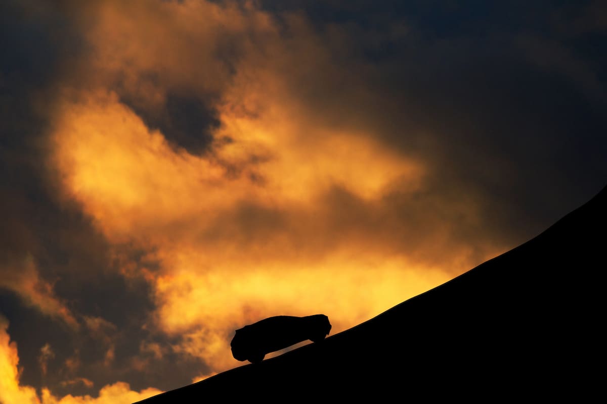 Cómo arrancar el auto en una pendiente sin irte para atrás