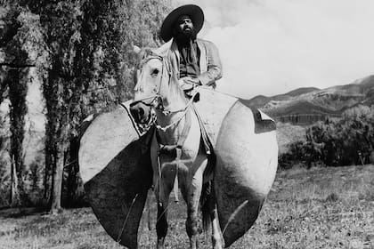 Como Atahualpa, Cafrune salió de gira a caballo en 1969