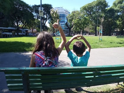 Como aun están en período de guarda adoptiva, los chicos no pueden mostrar sus rostros