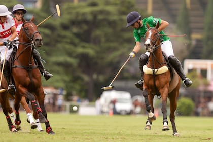 Como Bensadón, Facundo Sola consiguió 7 goles en la recuperación de su equipo, que era goleado; el cordobés, que pega en presencia de Teorodo Lacau y el debutante absoluto Antonio Heguy, resultó el mejor de La Hache Cría y Polo frente a Indios Chapaleufú.