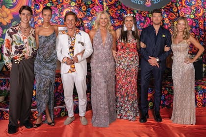Como cada año, Valeria Mazza (con vestido de
Gabriel Lage) volvió a consagrarse como maestra de ceremonias. En la imagen posa con su hijo, Benicio Gravier, Victoria Federica de Marichalar (sobrina de del rey Felipe VI), Alejandro Gravier, Sandra García-Sanjuán, Michael Bublé y Luisana Lopilato