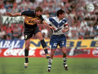 Como capitán de Vélez, marcando a Martín Palermo