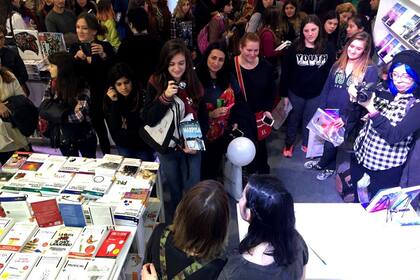 Como comentó Nani, la Feria se llenó de adolescentes este año, el gran fenómeno fueron los booktubers y el género young adult. En esta foto con la escritora española Andrea Tomé, autora de Corazón de Mariposa, un boom juvenil