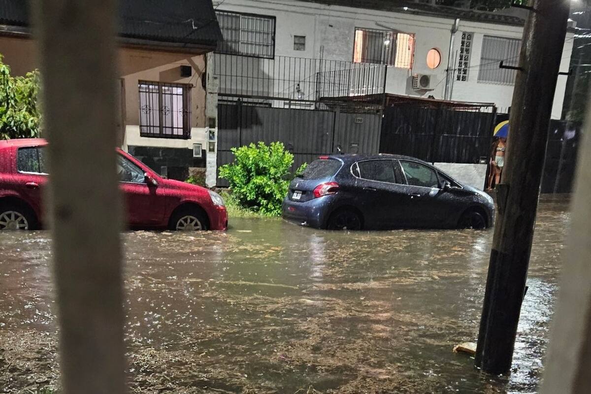 Como consecuencia de la tormenta y las fuertes lluvias varias calles se inundaron