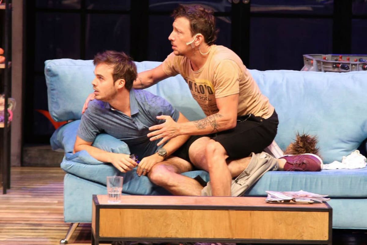 Como consecuencia de una bursitis aguda tras sufrir un golpe en el codo, la exitosa comedia se suspende momentáneamente