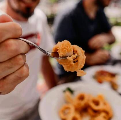 Como corresponde a un restaurante tan cerca del mar, Fuegos ofrece unas rabas perfectas y listas para picar de a varios.