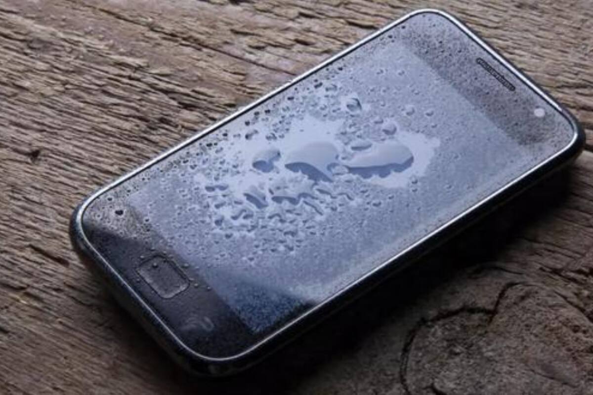 ¿Cómo debes actuar si se te moja el celular? (Foto: Thinkstock)
