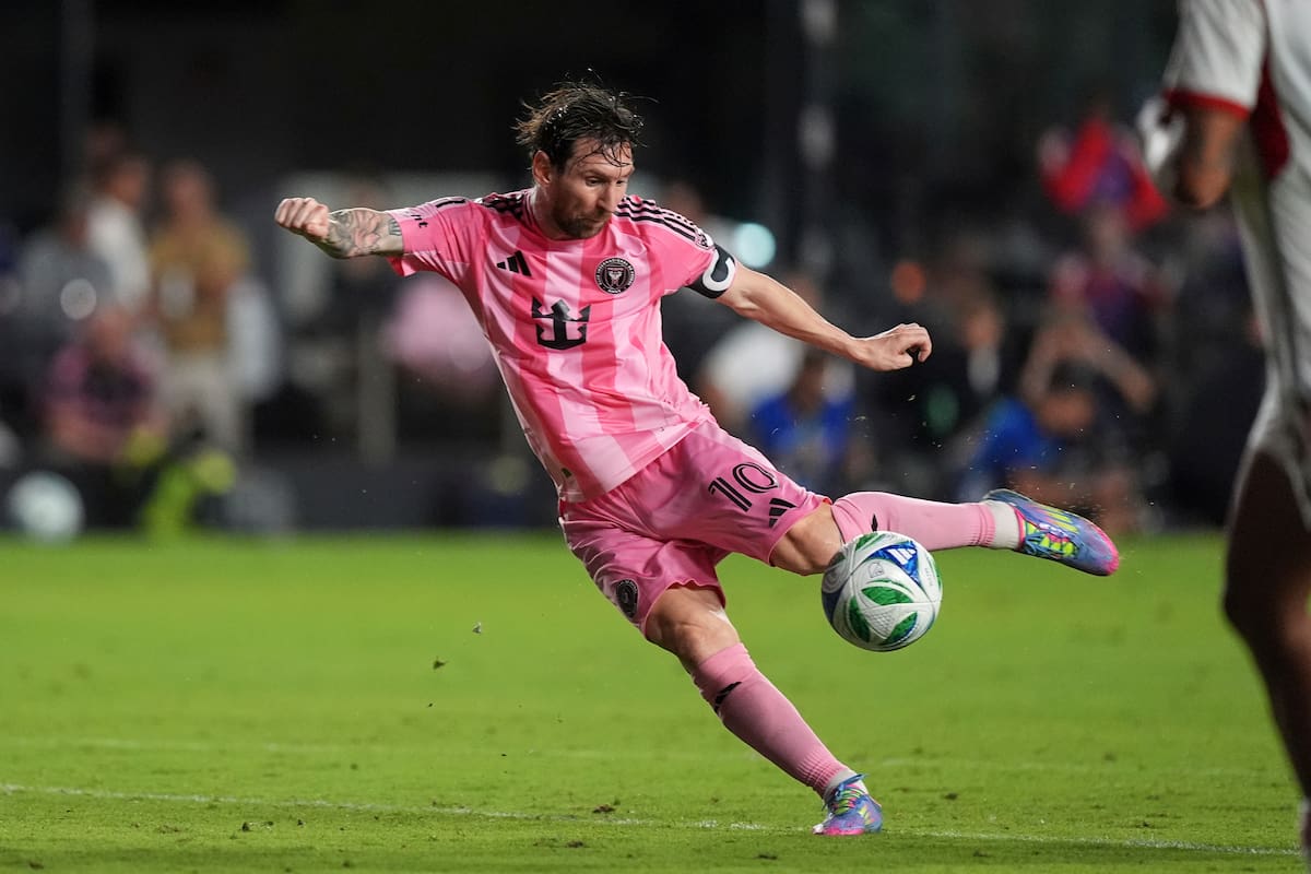 Como delantero de Inter Miami, Messi anotó el primer gol de su equipo en un partido contra Toronto, el 6 de abril último