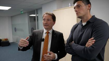 Como director de la Dirección de Ciberseguridad de Rumania, Dan Cimpean (L) estuvo a cargo de coordinar la respuesta a la crisis.