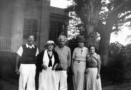 Como director de Princeton, Oppenheimer mandó a instalar una antena en la casa de Einstein para que escuchara los conciertos de música clásica de Nueva York que tanto le gustaban, según Bird y Sherwin