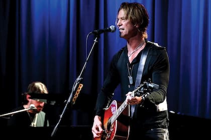 Cómo el ascenso de Trump y una gira por el interior de Estados Unidos inspiraron al bajista de Guns N’ Roses a componer un disco de sanación y música country