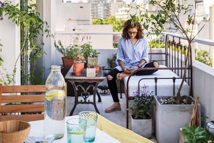 Como el balcón es amplio, Paula pudo armar dos espacios: uno con sillón para leer y otro con mesa y sillas, que iluminó muy bien para cenar con amigos.