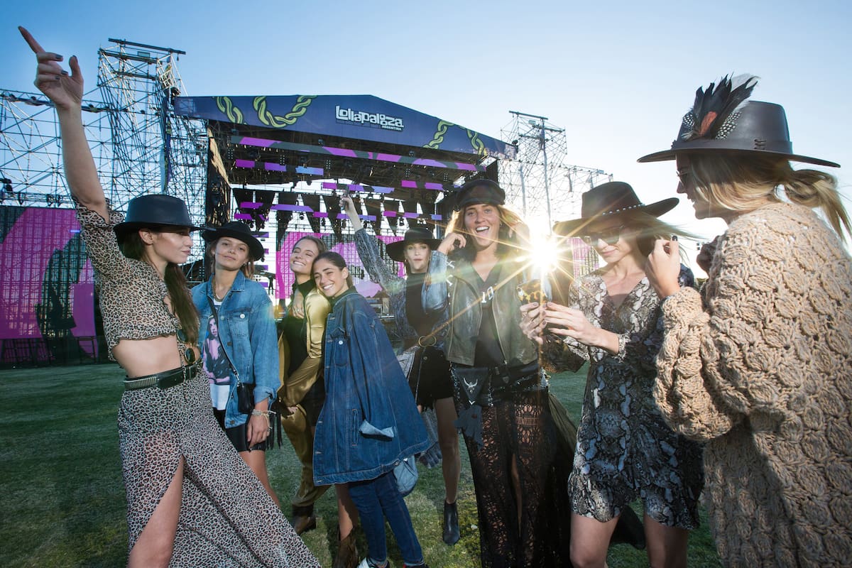 Como el Coachella o Glastonbury, durante este fin de semana el Lollapalooza, además de música, mostrará en el Hipódromo de Palermo tendencias de estilo y un desfile espontáneo (e instagrameable) de it girls