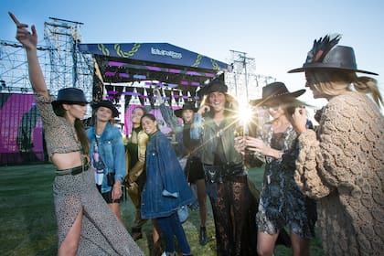 Como el Coachella o Glastonbury, durante este fin de semana el Lollapalooza, además de música, mostrará en el Hipódromo de Palermo tendencias de estilo y un desfile espontáneo (e instagrameable) de it girls