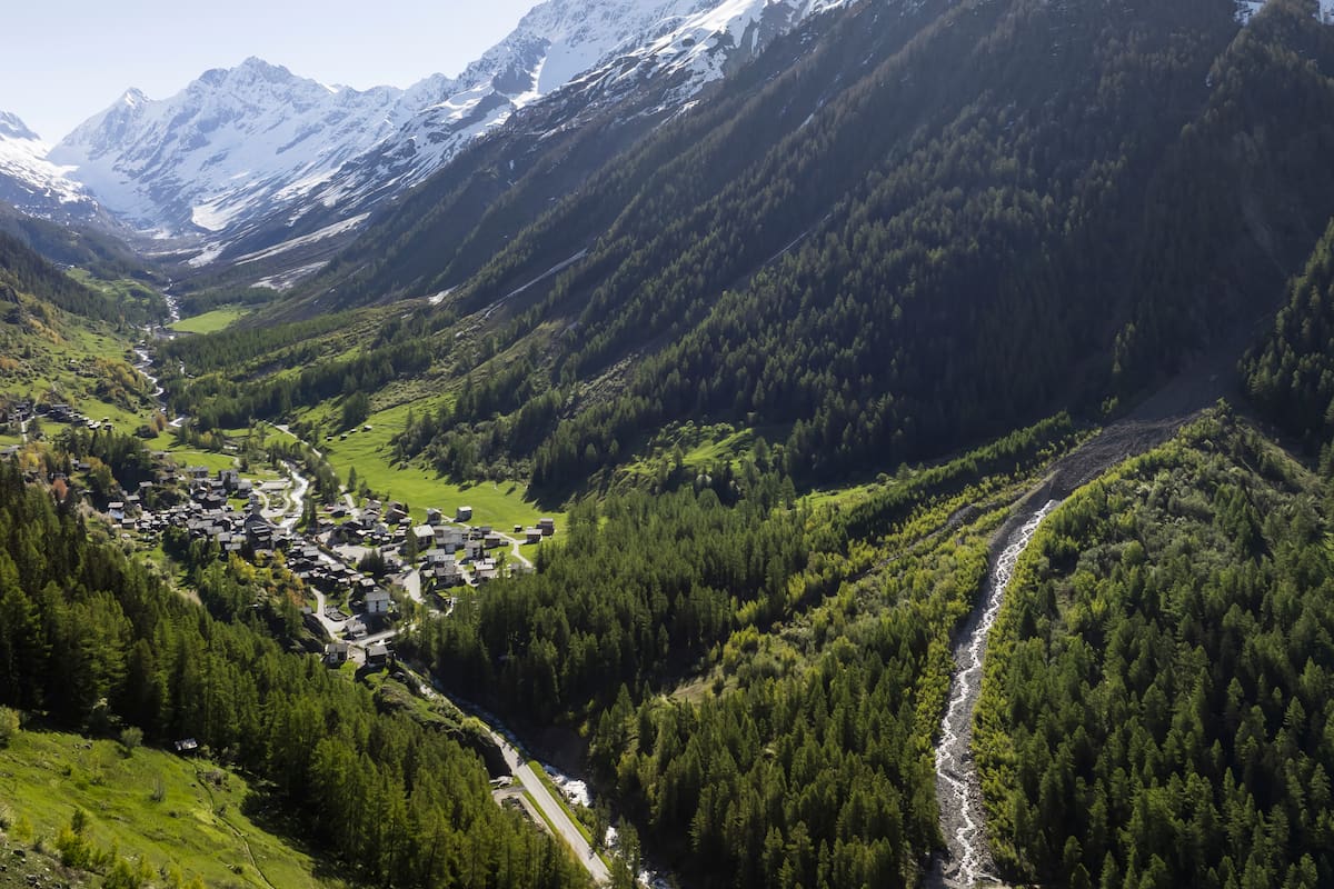 Cómo el derretimiento de los glaciares amenaza la idílica vida en los Alpes que define a Suiza. (Cyril Zingaro/Keystone via AP)
