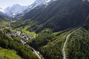 Cómo el derretimiento de los glaciares amenaza la idílica vida en los Alpes que define a Suiza. (Cyril Zingaro/Keystone via AP)