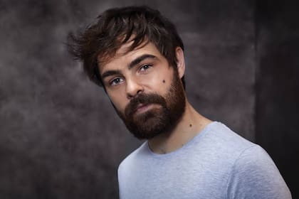 Como el hijo político del pastor Emilio, un hombre con trastornos en el habla que dirige un hogar para niños y forma parte de la Iglesia Evangélica de la Luz, Peter Lanzani encarna uno de los papeles más logrados de la tira