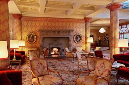 Como el interior de un majestuoso castillo, así luce el lobby del edificio.