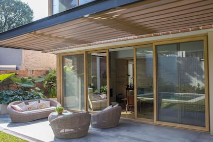 “Como el sol impactaba en el estar durante la tarde, era necesario dar un reparo. Se decidió crear una pérgola liviana, pero con personalidad”, explican los arquitectos.