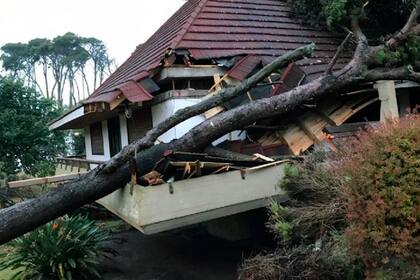 Como el techo de esta casa, cientos de lugares sufrieron pérdidas a raíz de las fuertes ráfagas de viento que azotaron la ciudad