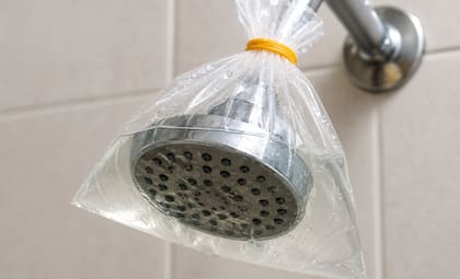 Cómo eliminar el sarro de la ducha y lograr que el agua vuelva a salir con fuerza (Imagen ilustrativa con IA)