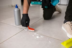 Cómo eliminar las juntas negras de las baldosas con solo un producto