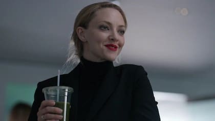 Como Elizabeth Holmes, la creadora de la estafa de Theranos, en The Dropout (2022)