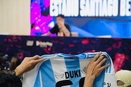 Como en Almagro, pero en Madrid: camisetas argentinas en el Estadio Bernabéu, en la conferencia de prensa de Duki, antes de su show en la 'Casa Blanca' del fútbol