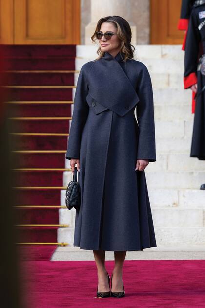 Como en cada una de sus apariciones públicas, Rania desplegó toda su elegancia. La Reina eligió un imponente tapado de Dior con una original silueta cruzada. Lo combinó con stilettos en charol negro y una cartera
(modelo Chain it) de Louis Vuitton.