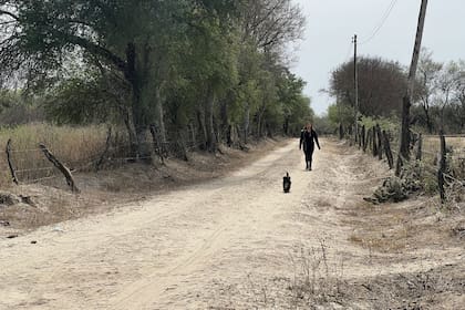 Como en el caso de Ayelén, las largas distancias, los caminos de tierra y la falta de transporte público, son los principales motivos que ponen en riesgo la educación de los chicos y adolescentes de las zonas rurales