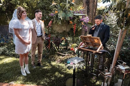 Como en el Registro Civil sólo podían estar presentes ocho personas por protocolo, en el jardín de la casa hicieron una ceremonia para poder compartir ese momento especial con el resto de los invitados.