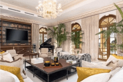 Como en el resto del palacio, la amplitud de los ambientes es un denominador común entre la cocina y la sala de estar