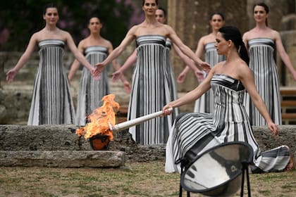 Como en la antigüedad, el ritual de encendido de la llama olímpica se realiza en Grecia