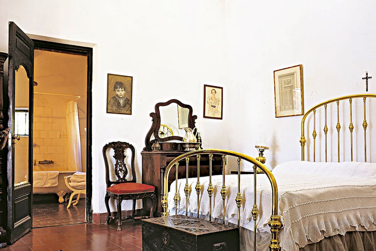 Como en la mayoría de los ambientes de la casa, los dormitorios principales se comunican con la galería a través de puertas ventana.